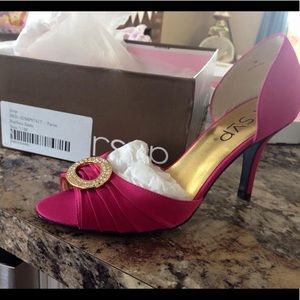 RSVP Taran fuchsia pump size 7.
